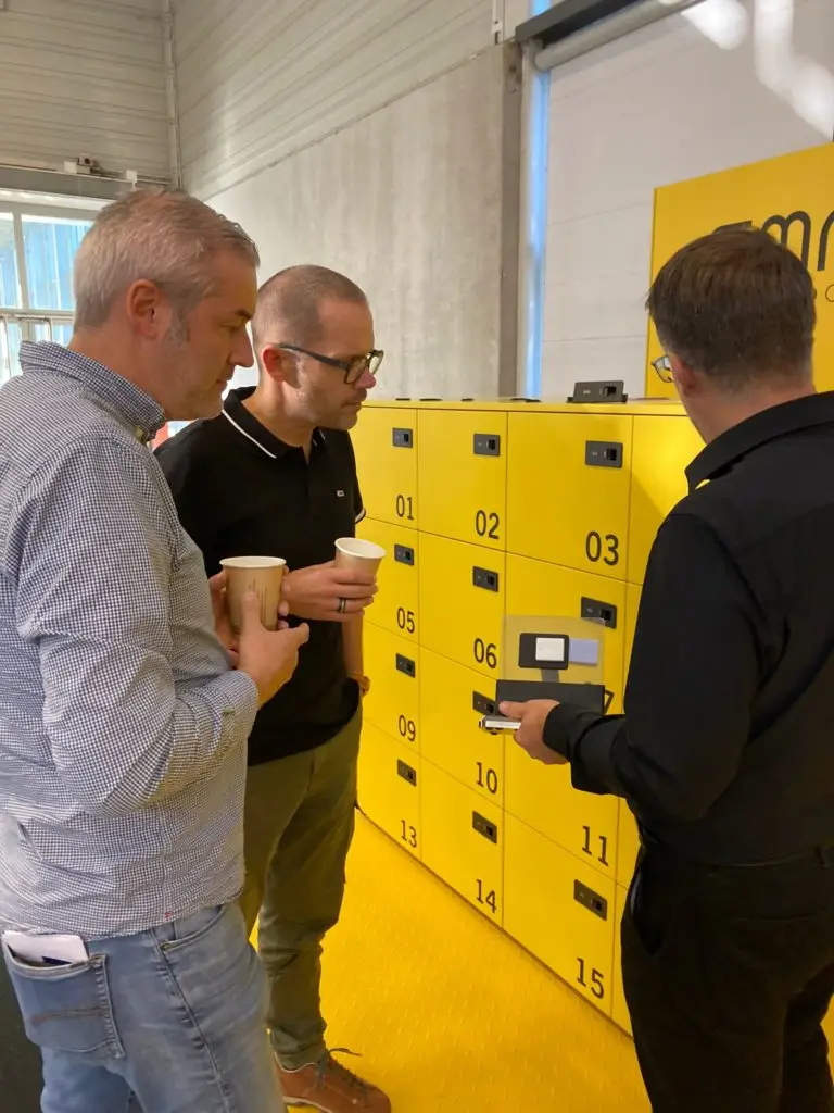 Personen vor einem Locker mit Smalox Schlösser